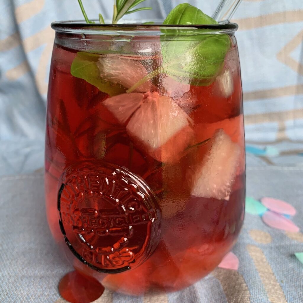 Nahaufnahme des ReJumbo Glases mit rotem Drink